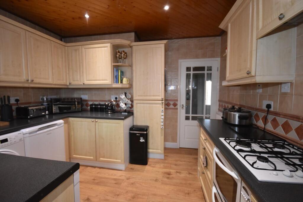 KITCHEN 02.JPG