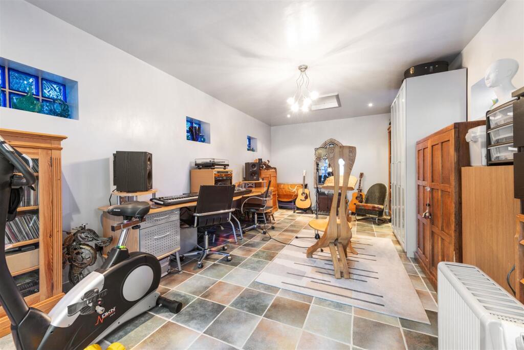 15 Slater Road, Bentley Heath, B93 8AQ_14.jpg