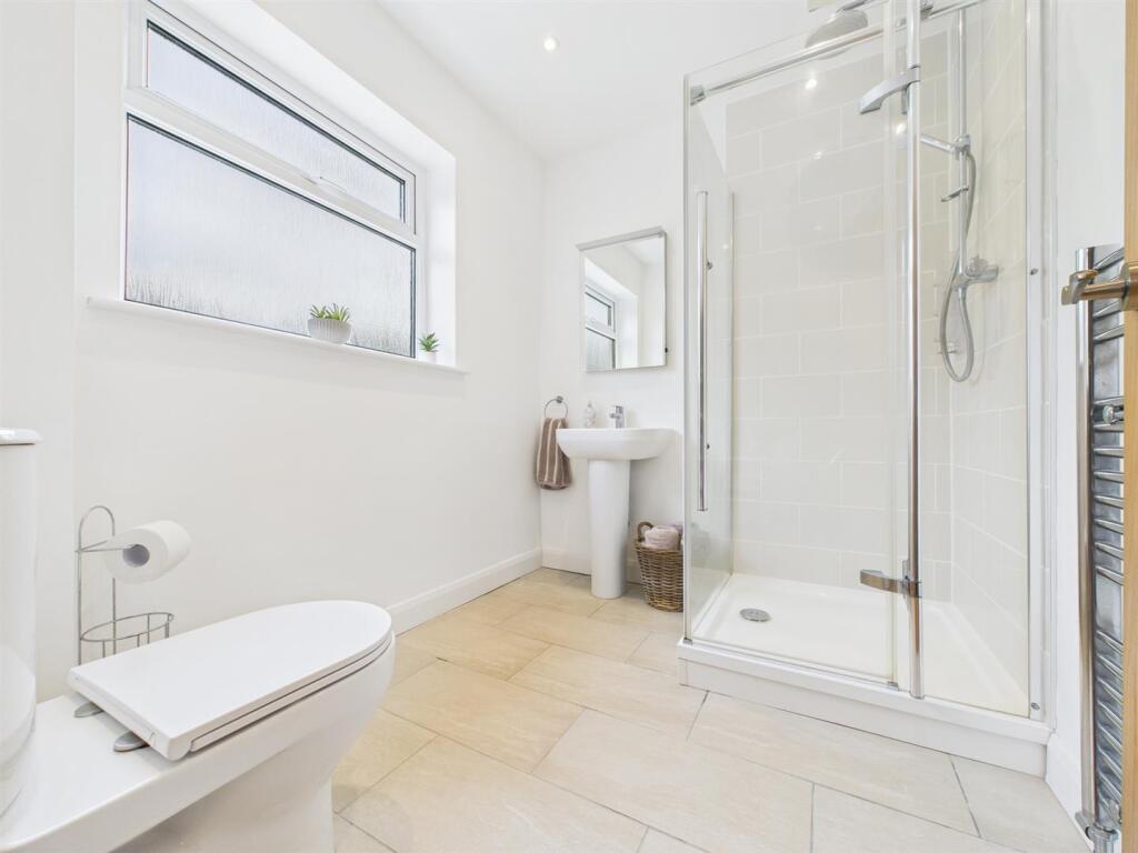 EN SUITE SHOWER ROOM