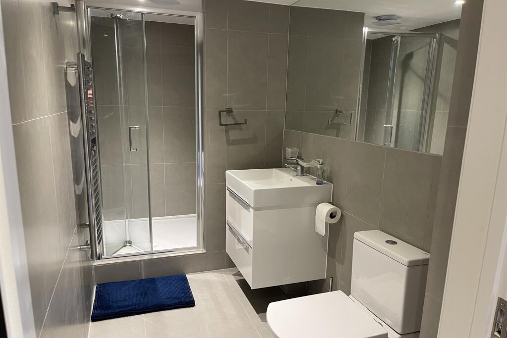 Bathroom (Main)