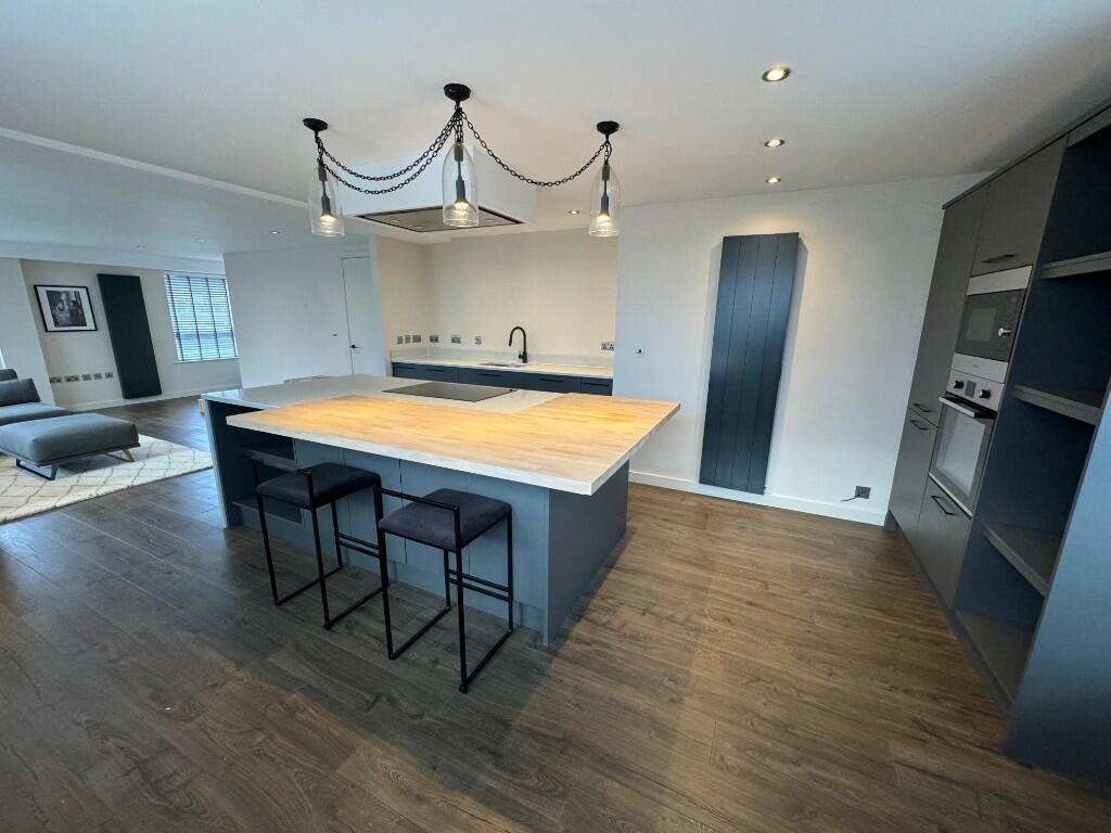KITCHEN / DINING