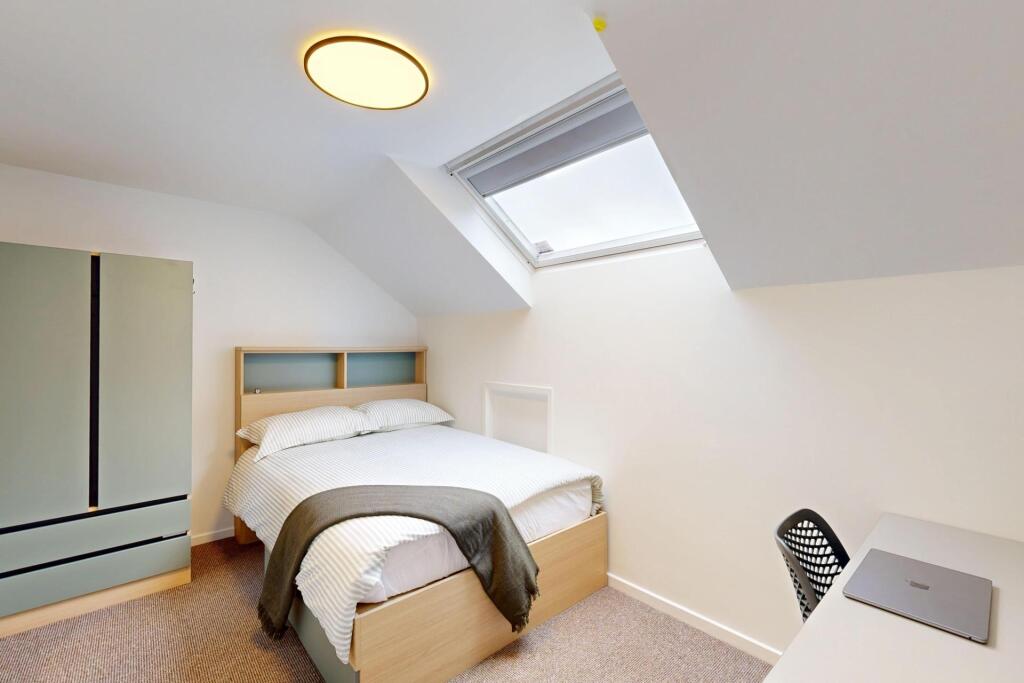 Bright, neatly presented attic bedroom with a c...
