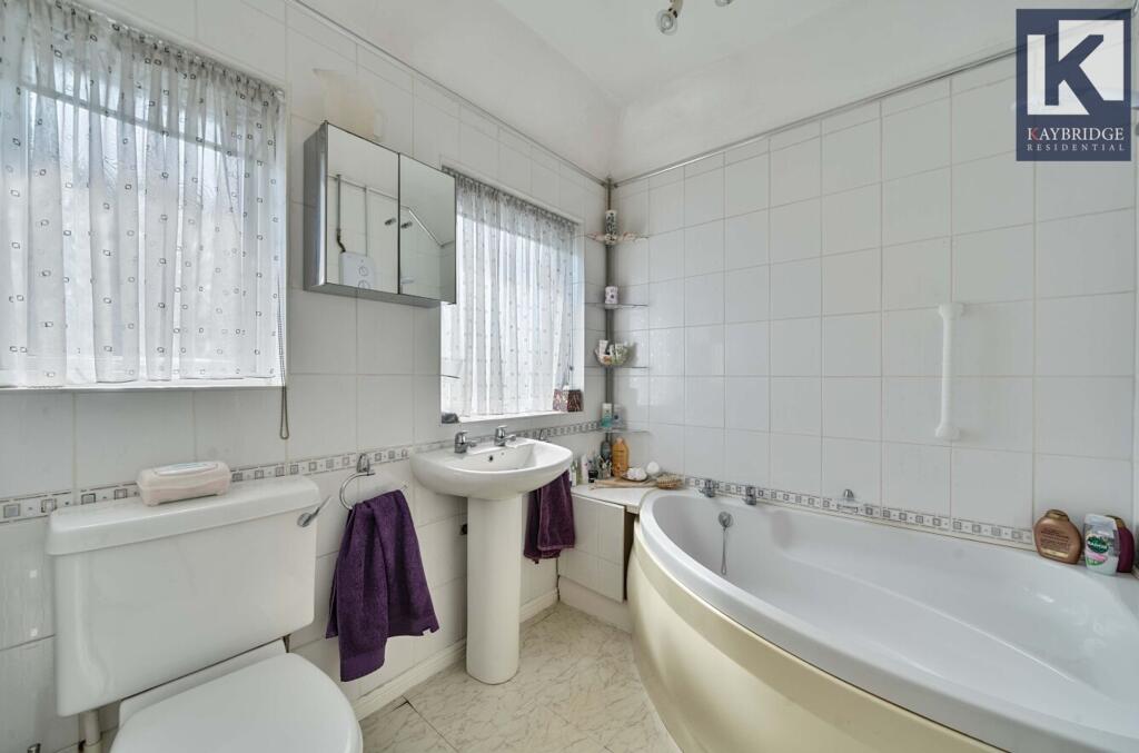 Walsingham Gardens, KT19 0LS