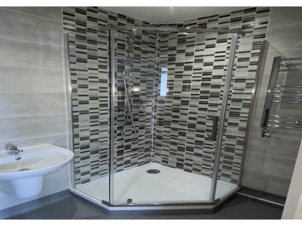en-suite bed 2