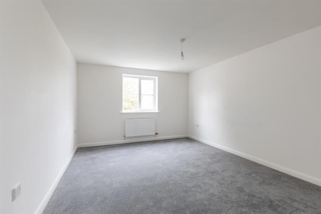 Home Farm Way, Easter Compton Bed 4.jpg