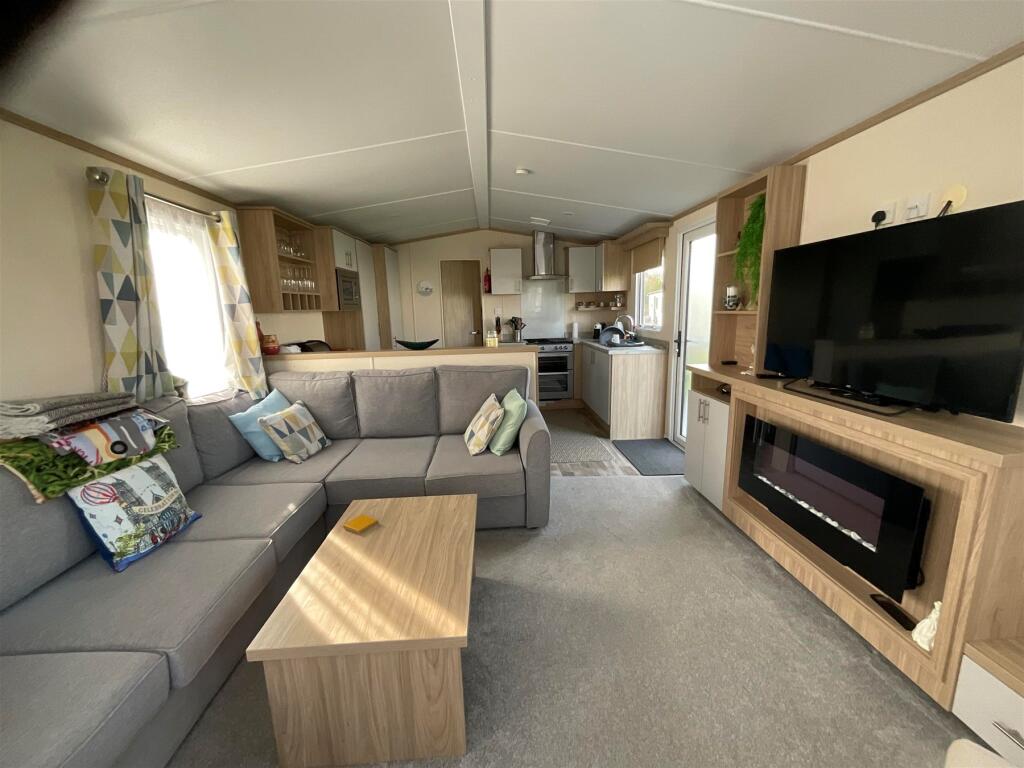 Kitchen / Living Area