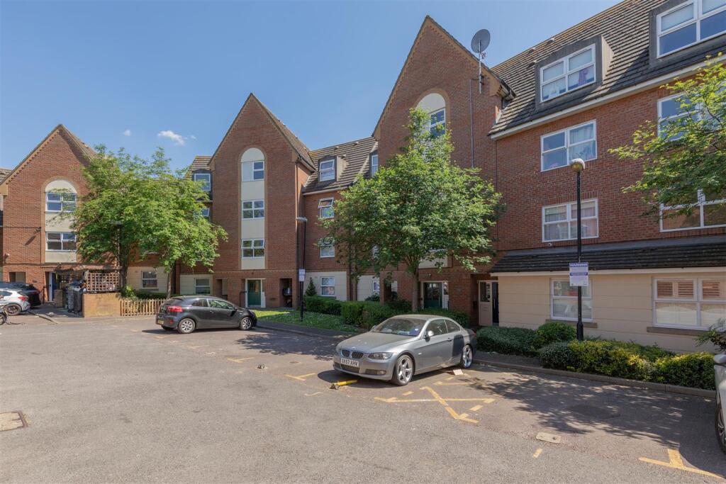Henley Lodge E17