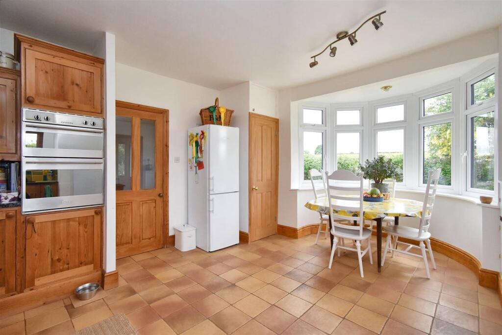Living Kitchen/Dining Room