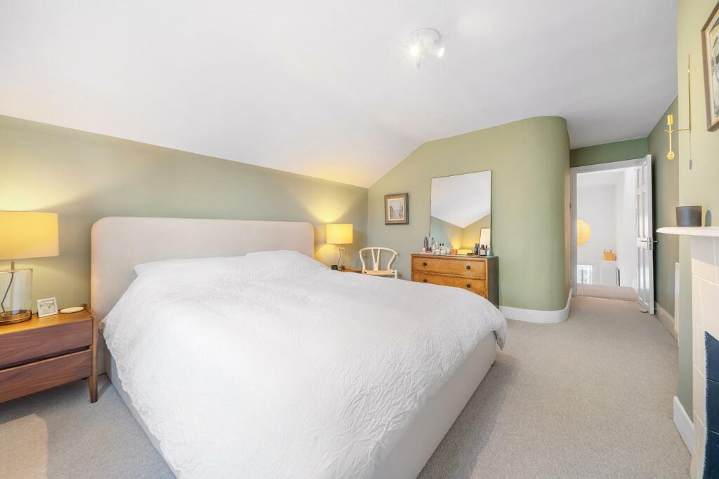 Bedroom 1 (3).jpg