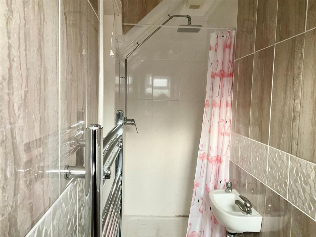 en-suite shower.jpg