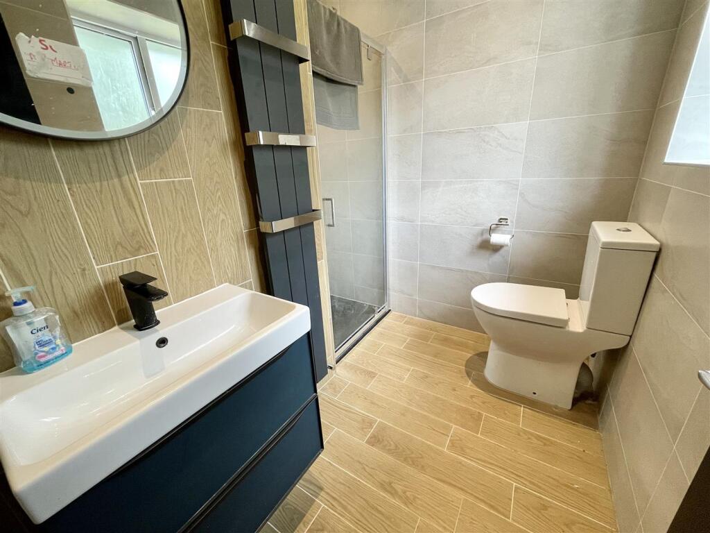 7. ensuite.jpg