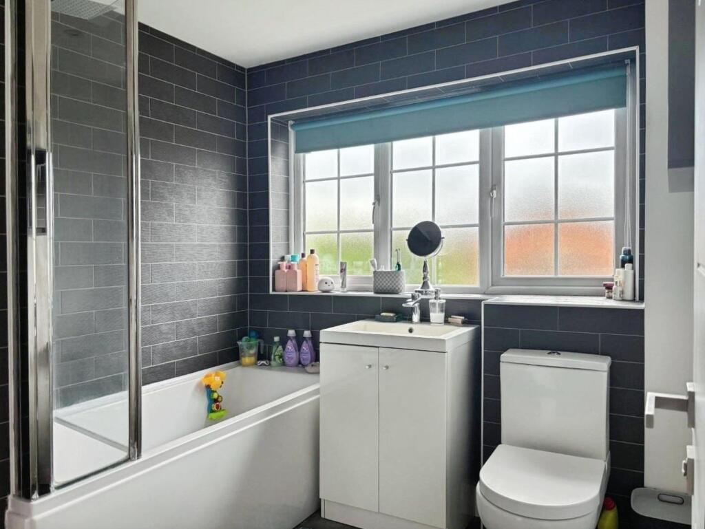 93 Kestrel Close bathroom.jpg