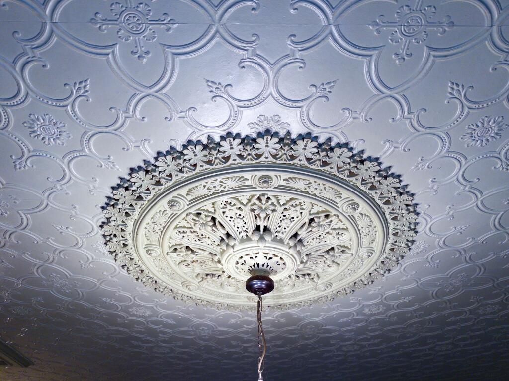 Lounge ceiling rose