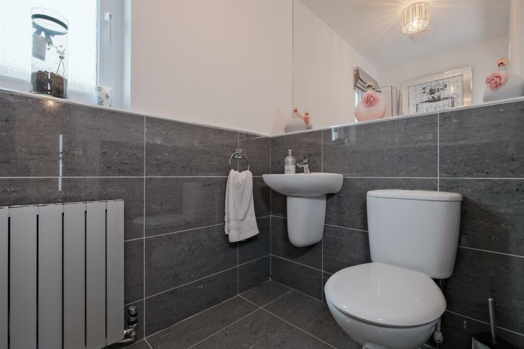 Cloakroom/wc