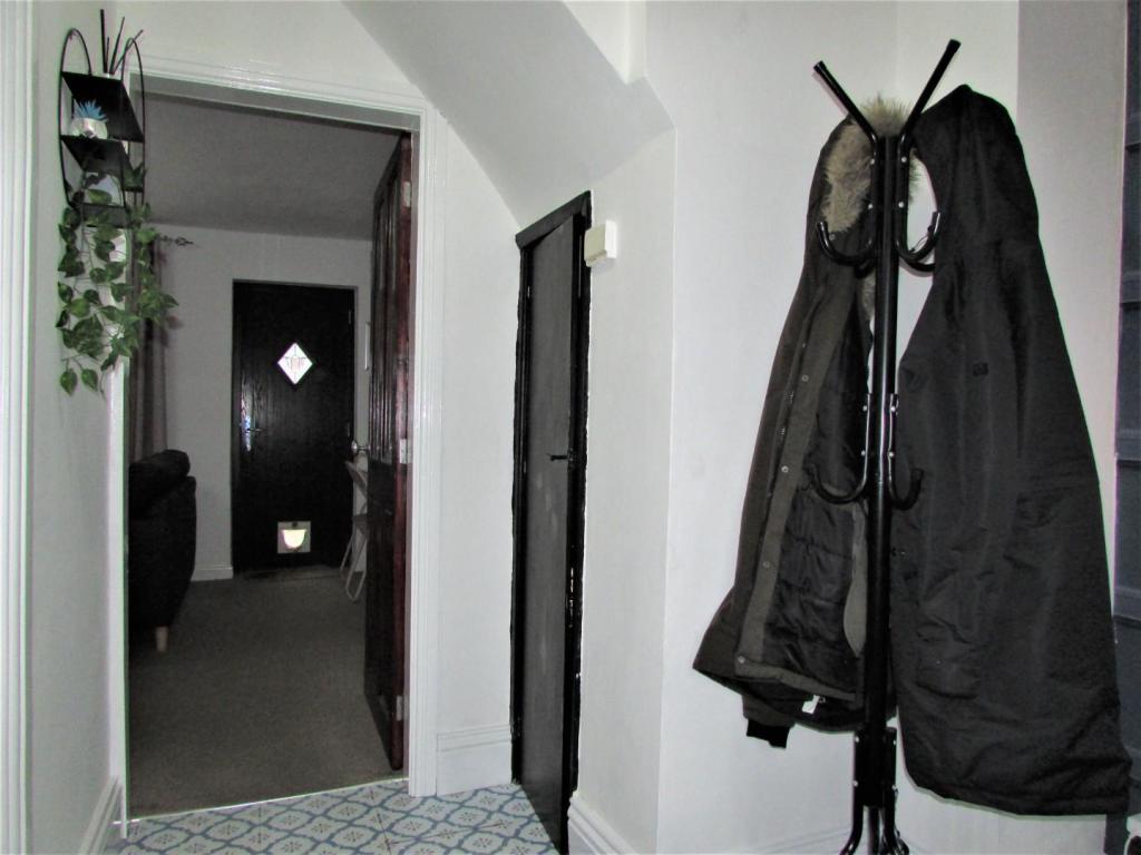 NorfolkCres67hall.JPG