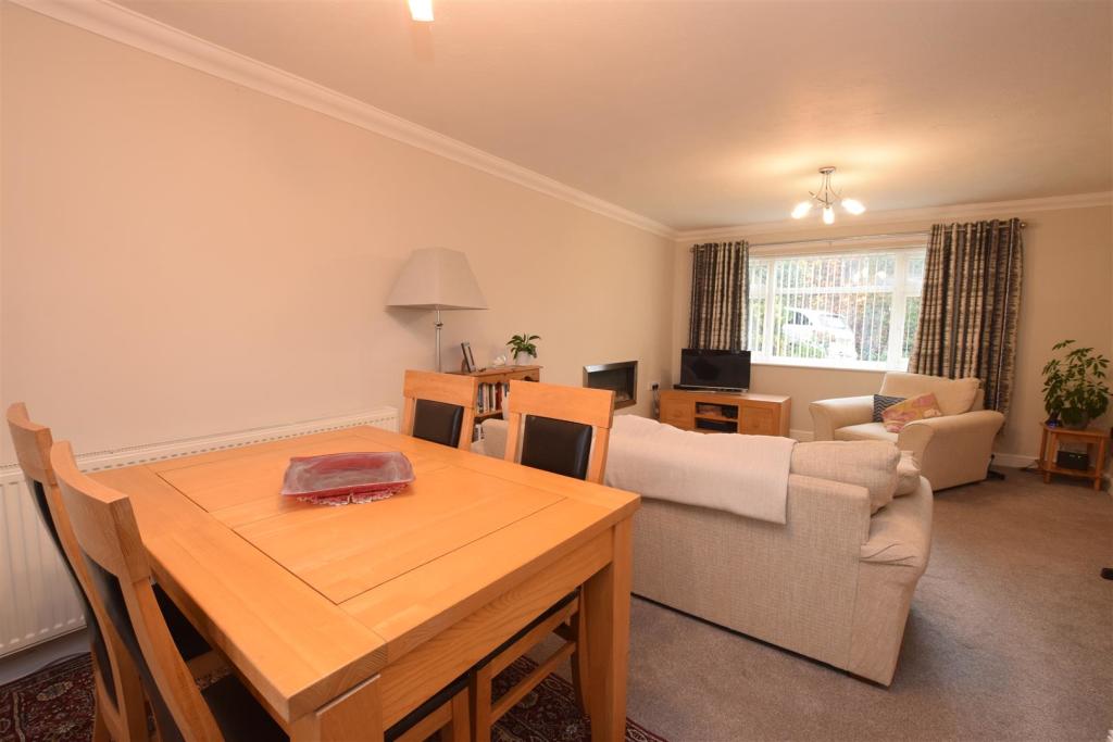 LIVING/DINING ROOM