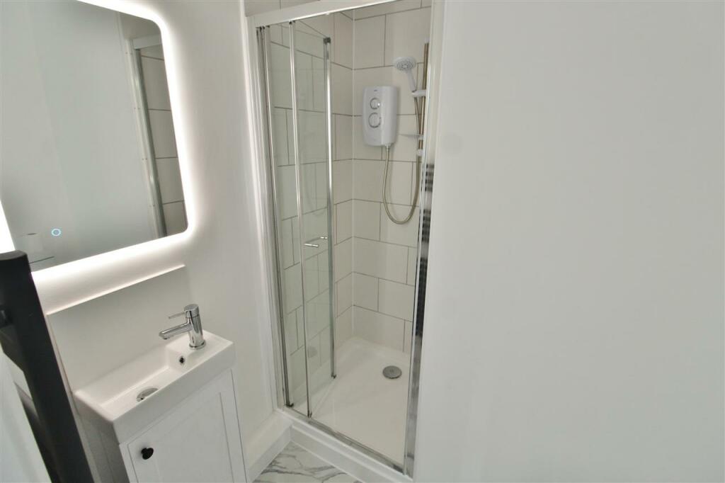 EN-SUITE SHOWER ROOM