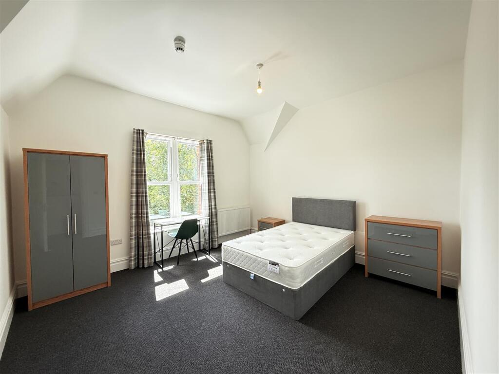 Bedroom 1.JPG