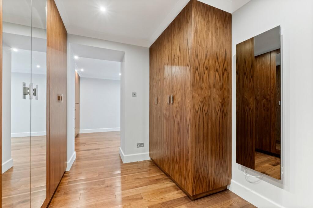 Walk-In Wardrobe