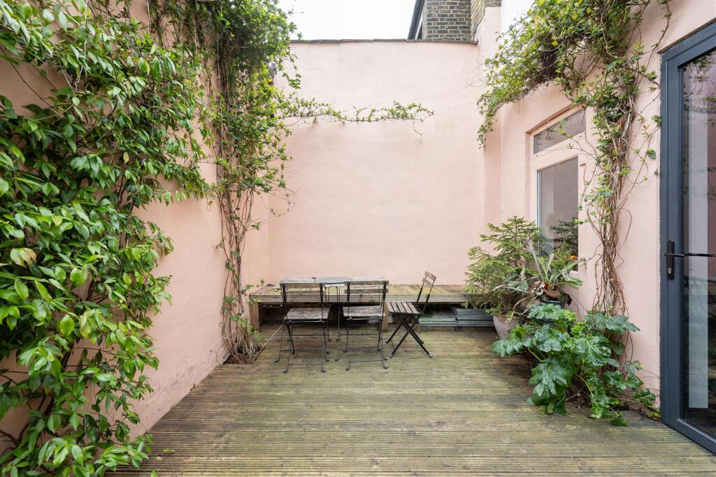 Neville Road E7