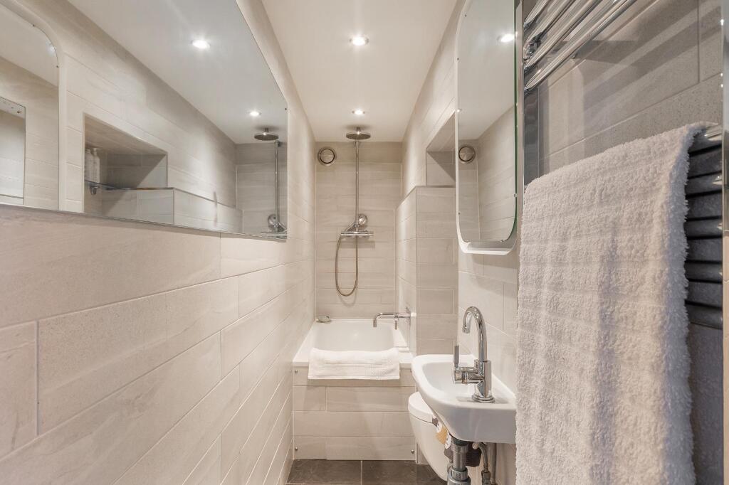 G3F5WRCM - Bathroom A.jpg