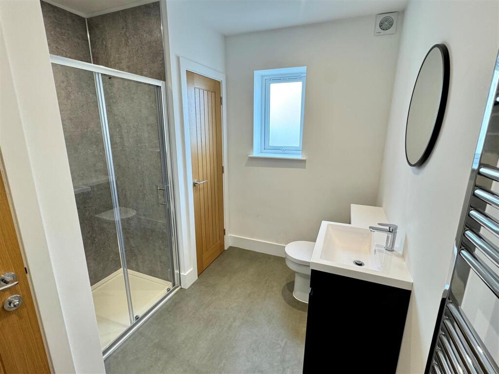 4 Tewyn Shower Room