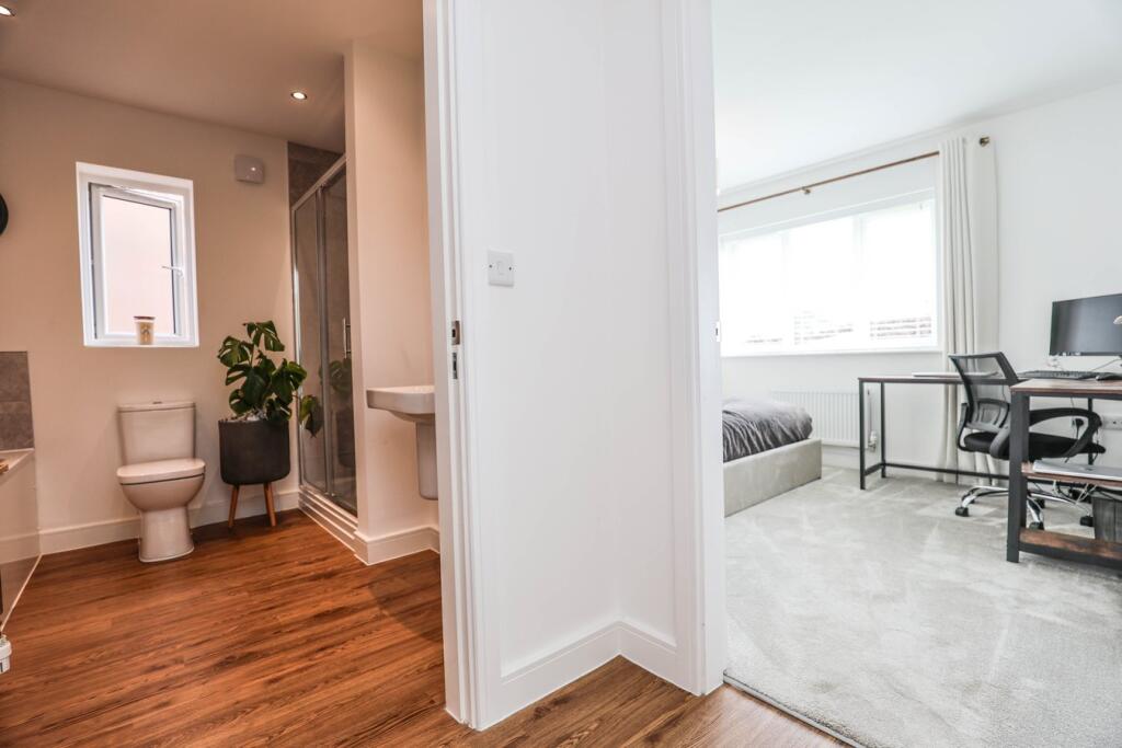 Family Bathroom &amp; Bedroom 2