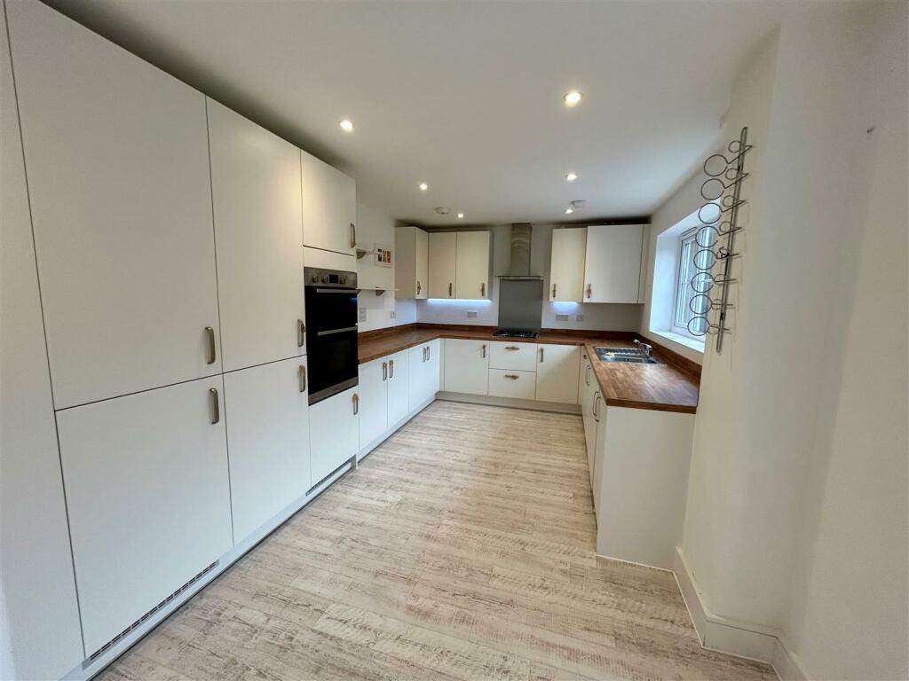 6 swallowtail Grove kitchen 2.jpg