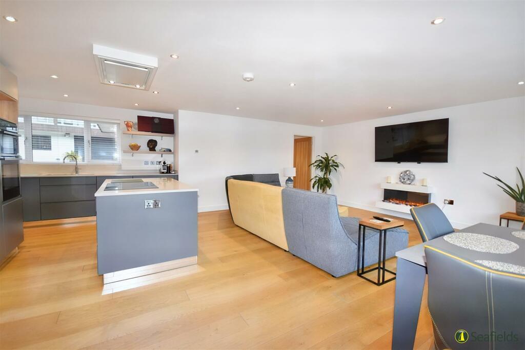 Open plan kitchen/living