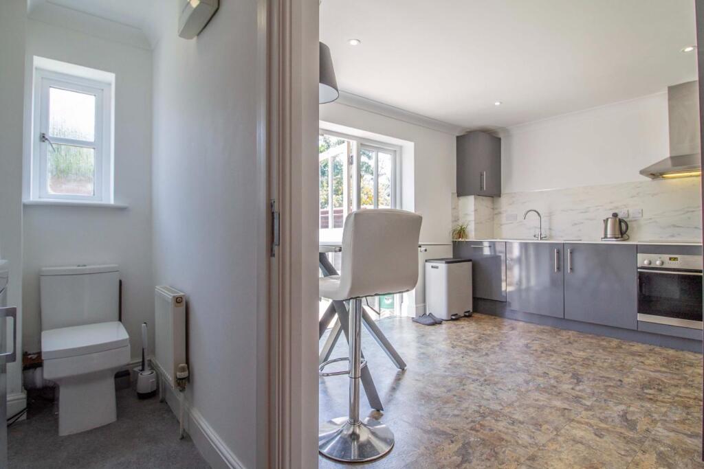 8 St. Edmundsbury Mews [Cloakroom] 01.jpg