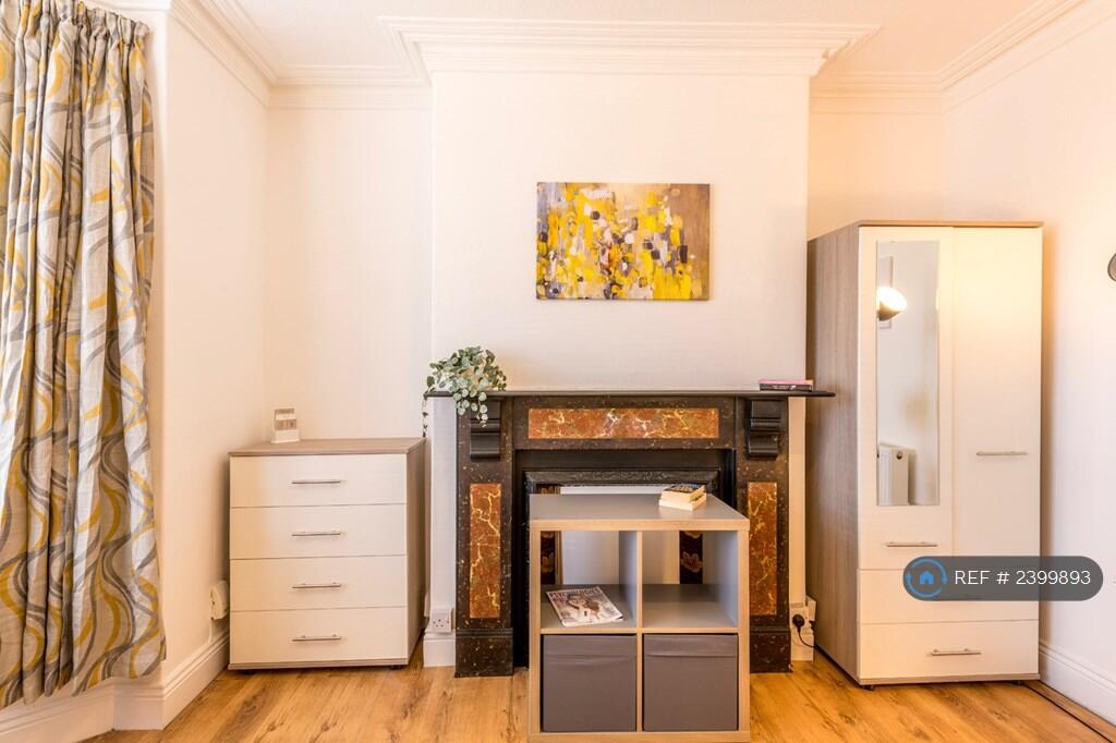 Bedroom (Plenty Of Storage!)