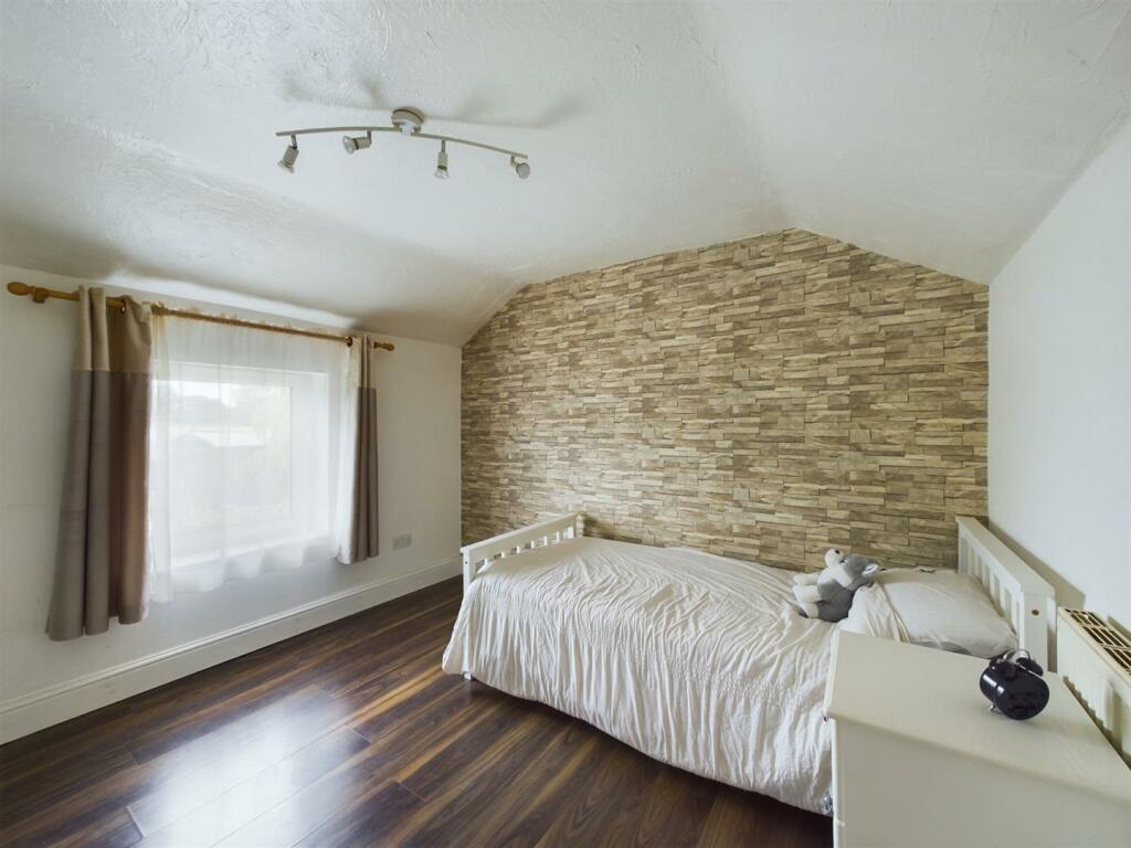 Bedroom 2 (pic 1).jpg