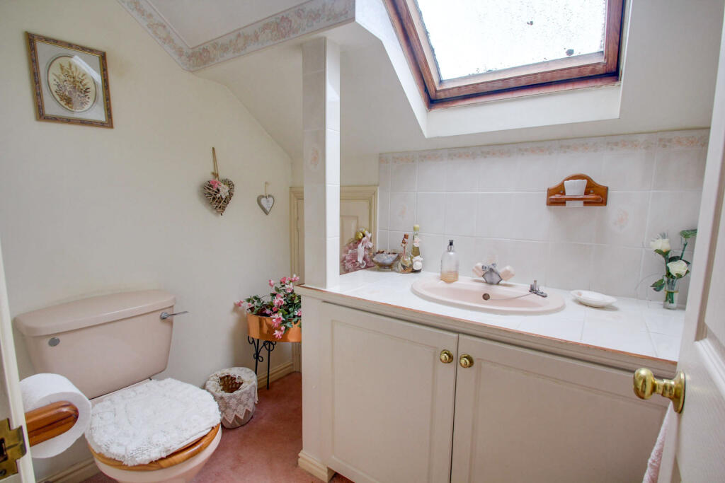 Ensuite (upstairs)