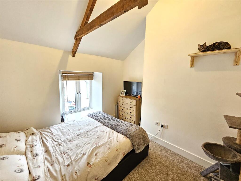 Bedroom 1.jpg