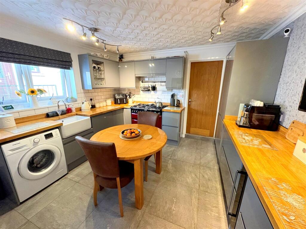 Kitchen a.jpg