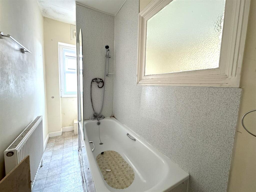 Bathroom 5 Hibernia Mansions.jpg