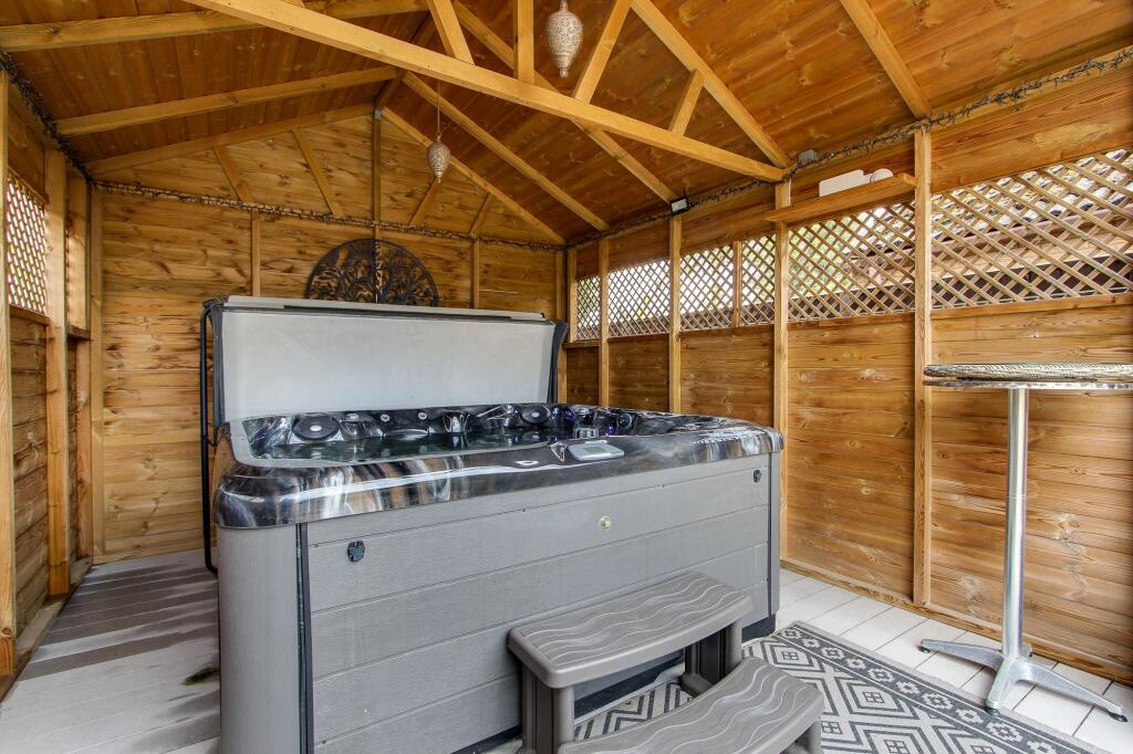 Jacuzzi Hut