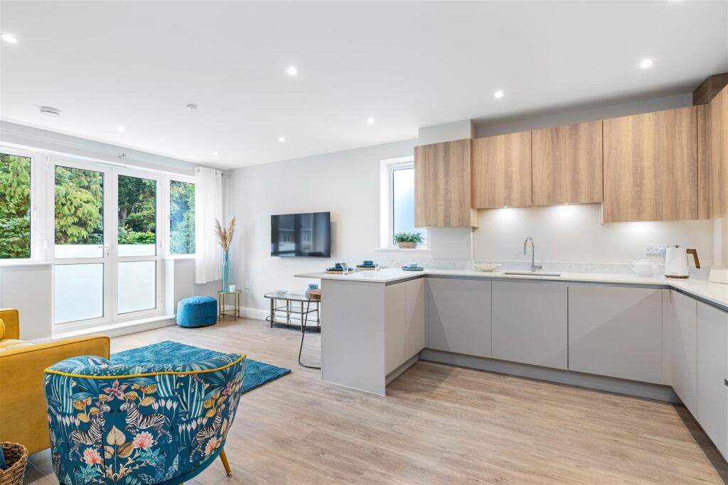 5 McLaren Court, 1 Cobham Road, KT22  9AU-15.jpg
