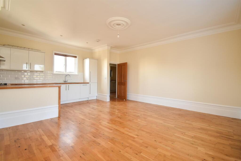 Open plan living &amp; kitchen