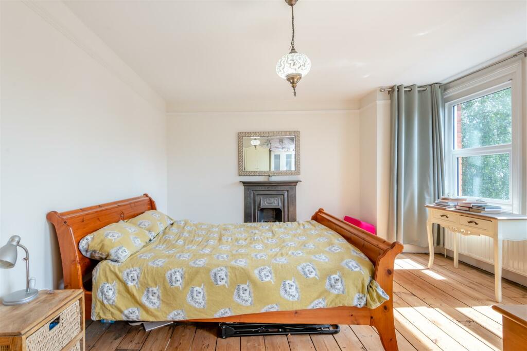 8606557-interior11.jpg