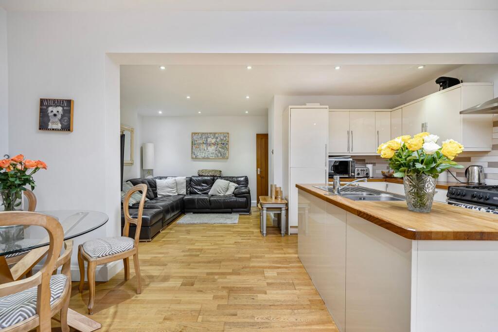 Kitchen/ Dining Room