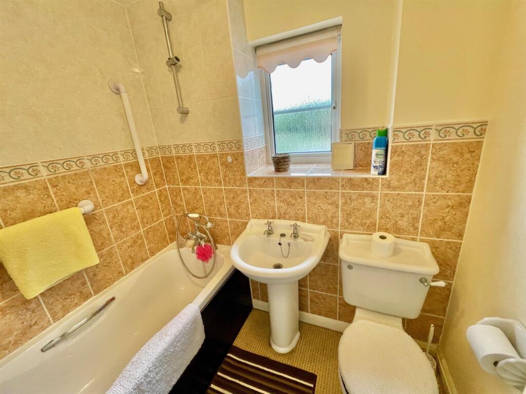 2 Oaklands Wood Bathroom.jpg