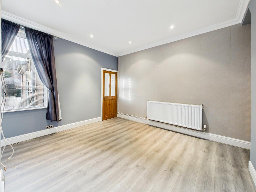 CAM05192G0-PR0186-STILL015