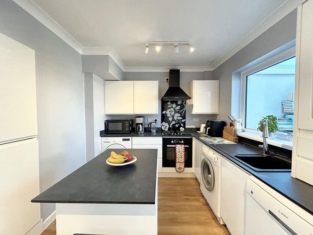 KITCHEN/BREAKFAST ROOM