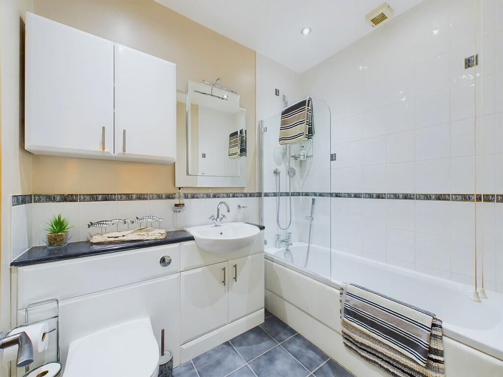 Bathroom CAM02314...