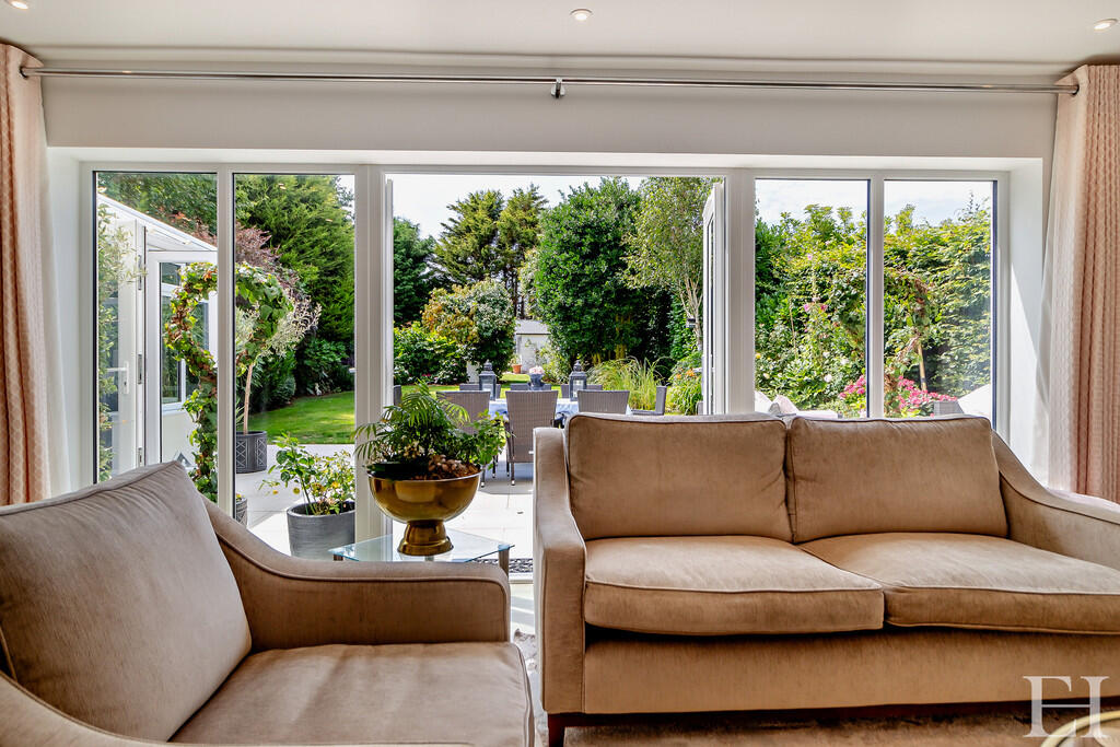 8614983-interiorW...