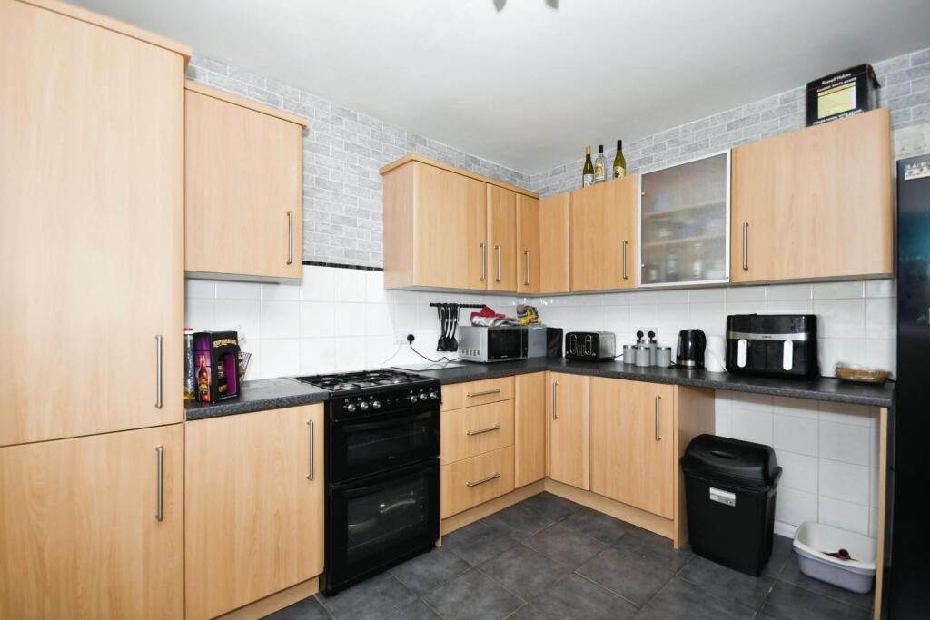 KITCHEN 02.jpg