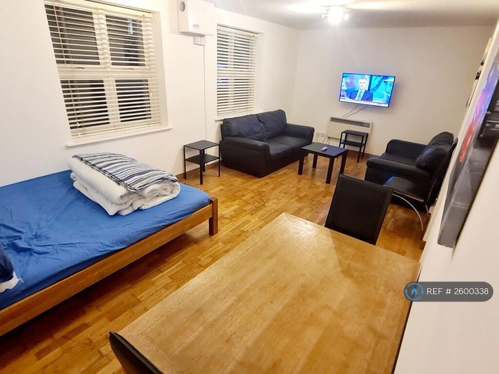 Bedroom 2: Smart Tv, Diner, Sofa (19 Sq-m)