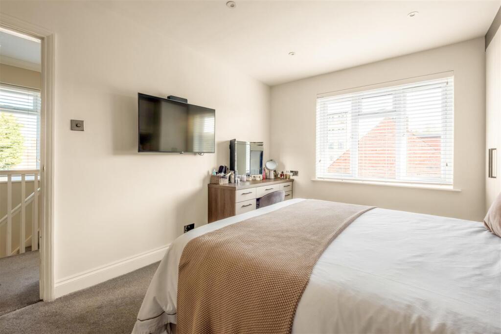 1 windlesham Close-18.jpg