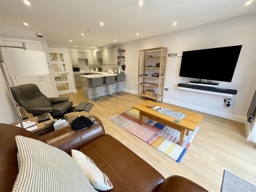 6. LOUNGE KITCHEN.jpg